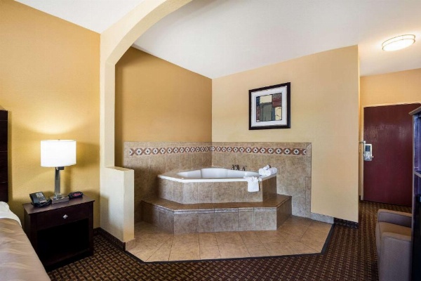 Quality Inn Des Moines image 20